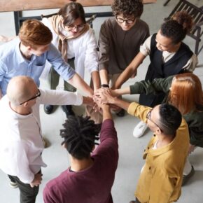 Teatro per la Scuola e il Sociale Un impegno concreto