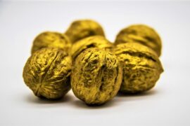 noci-d-oro-su-fondo-bianco-165591528