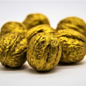 noci-d-oro-su-fondo-bianco-165591528