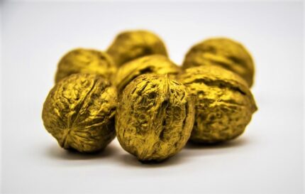 noci-d-oro-su-fondo-bianco-165591528